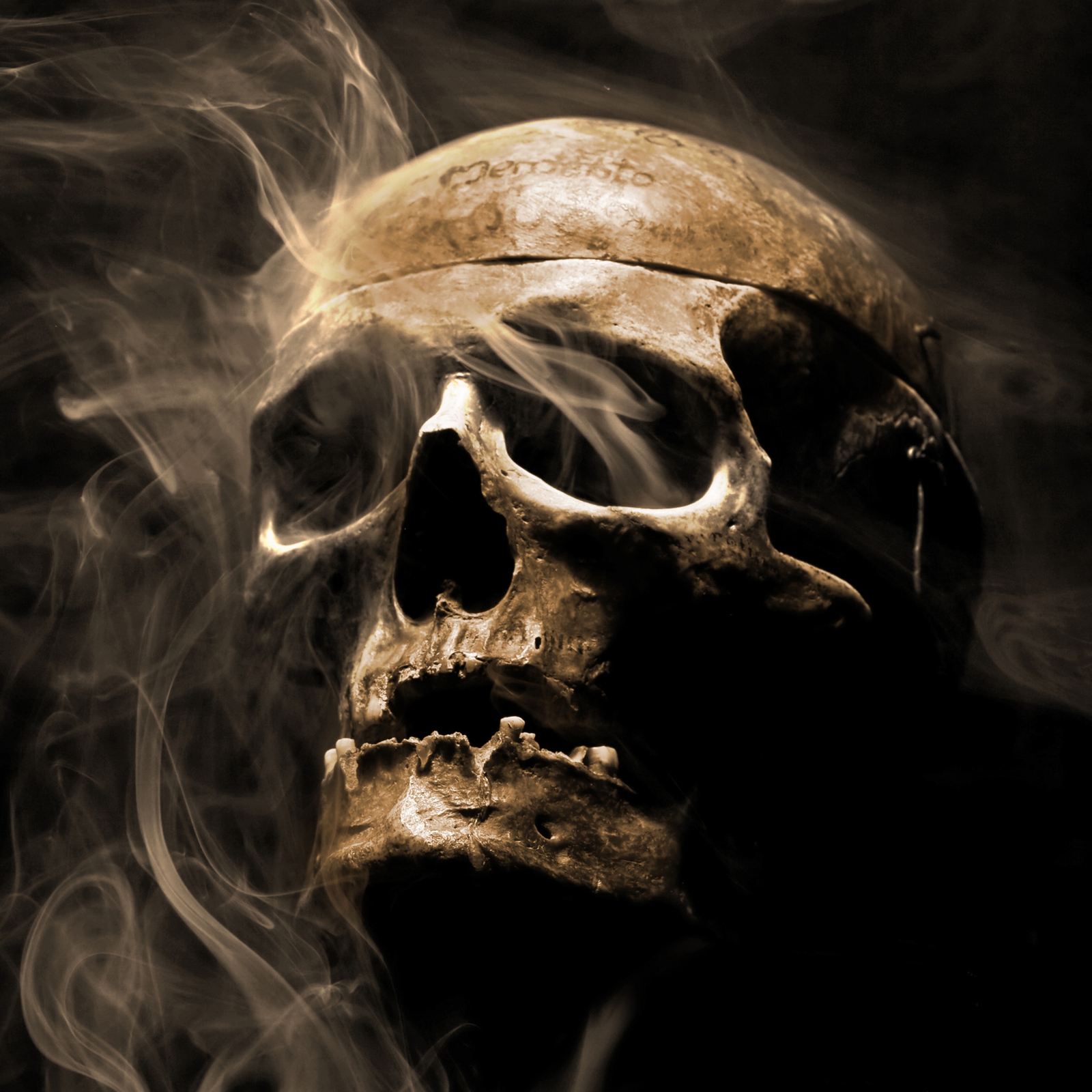 Beistelltisch Couchtisch mit Motiv Gothic Totenkopf im Rauch