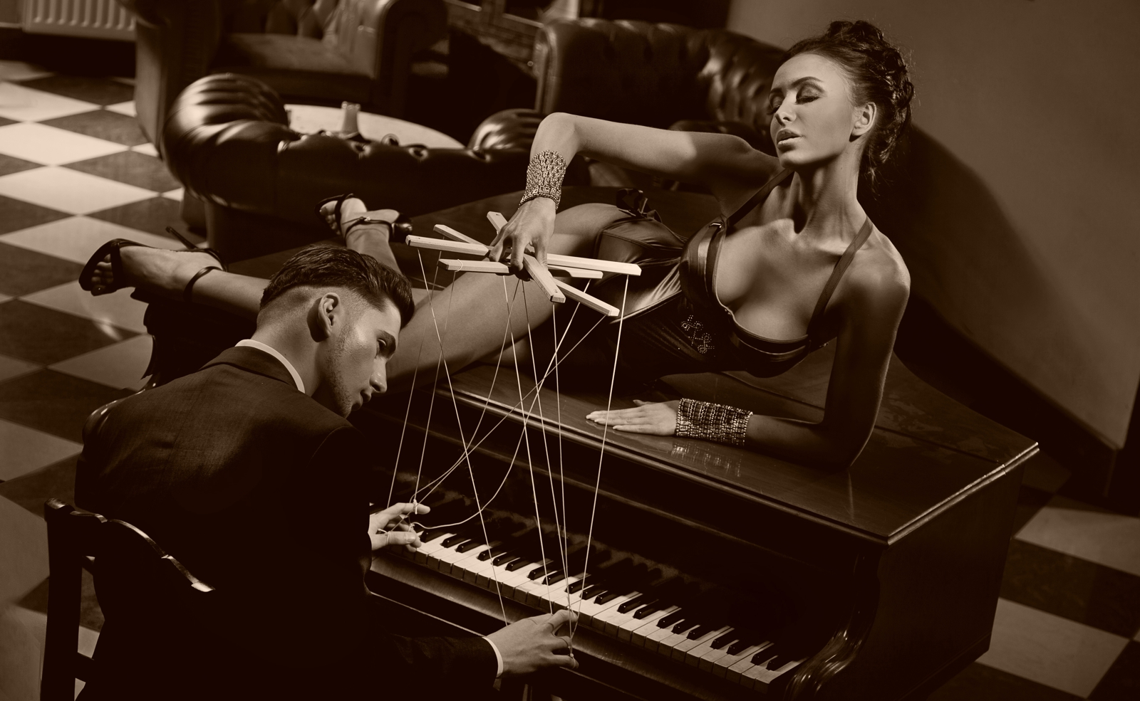 Couchtisch mit Motiv Erotik Piano Player in sepia