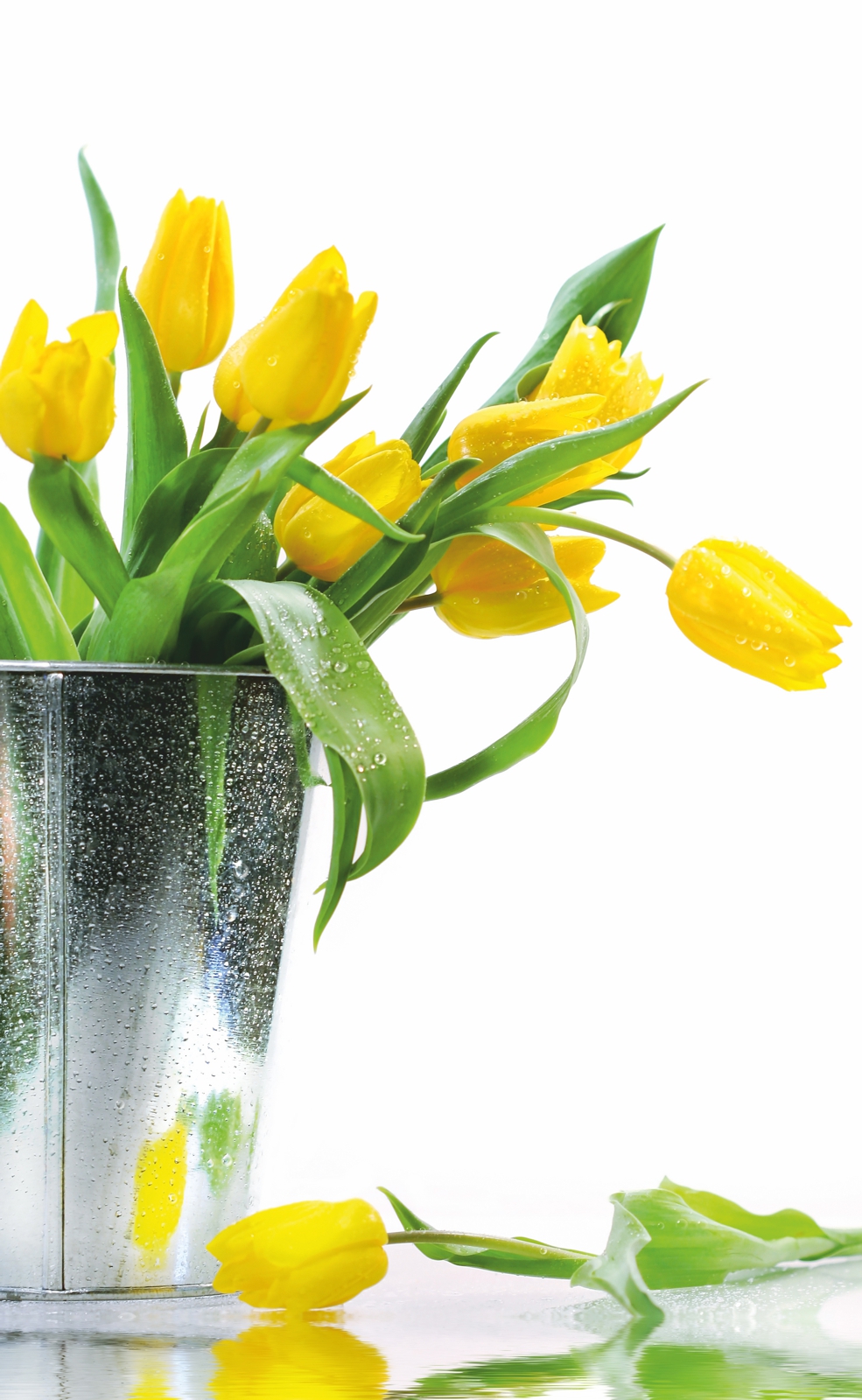 Couchtisch mit Motiv Natur & Blumen Gelbe Tulpen im Frühling