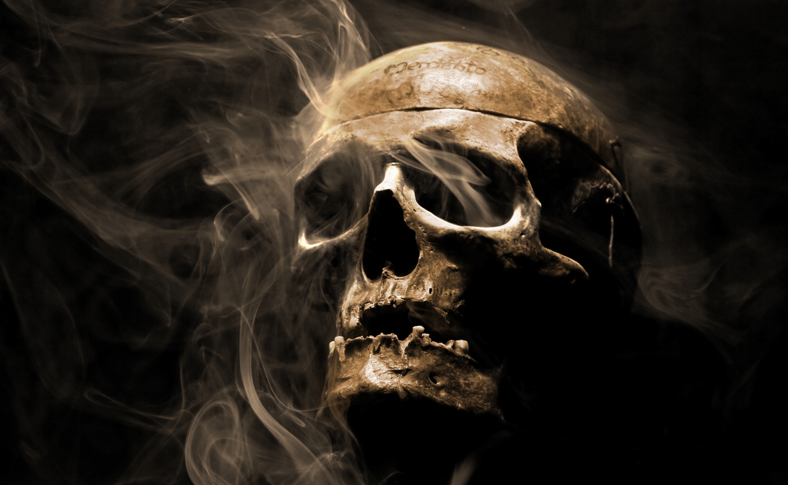 Couchtisch mit Motiv Gothic Hell Totenkopf Rauch